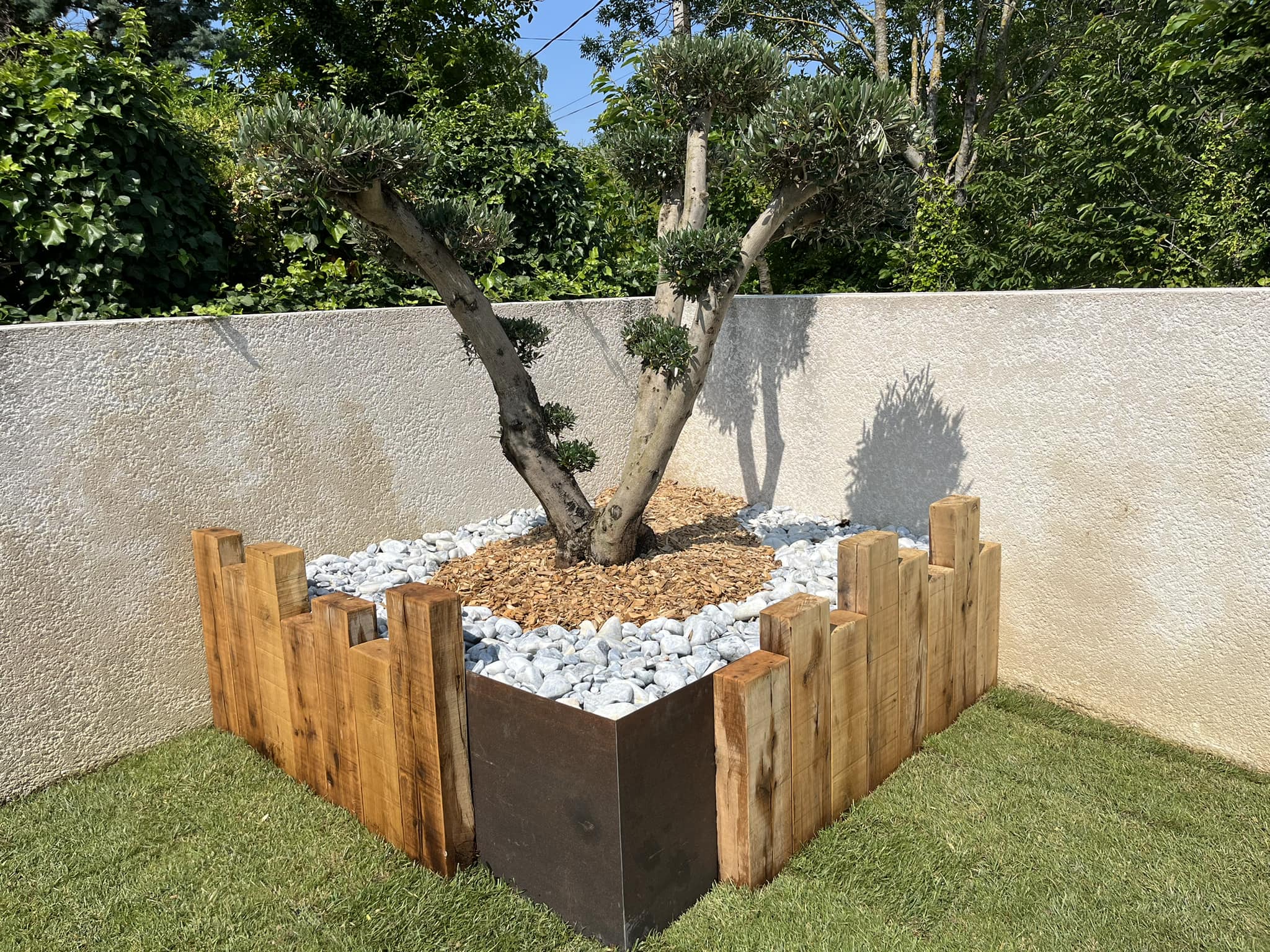 Aménagement de Jardin Moderne avec Touche Industrielle